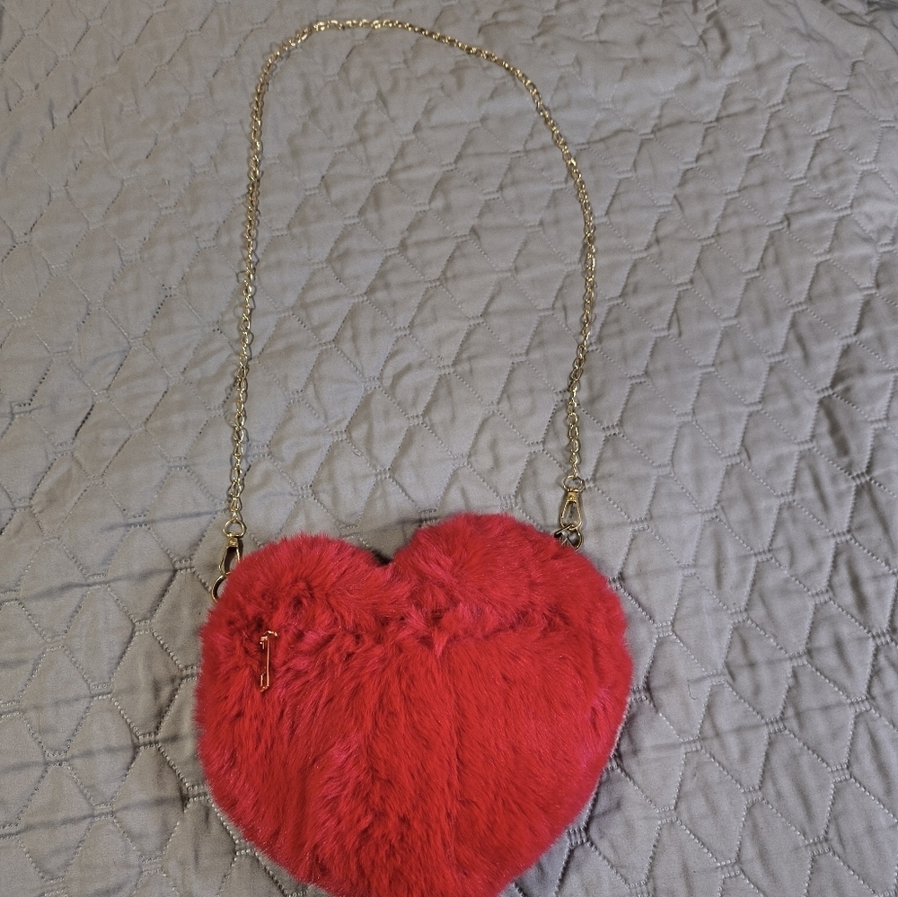 Red Heart Gold Chain Furry Shoulder Bag - Picture 3 of 4